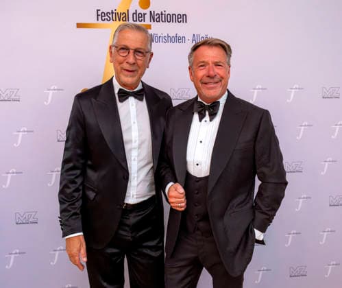 26.09.2026, Internationales Klassikfestival: Festival der Nationen 2026, im Kurhaus Bad Wörishofen (Unterallgäu), Vor dem Eröffnungskonzert mit Sol Gabetta, VIP-Empfang der Ehrengäste, Sänger Patrick Lindner (re) mit Ehemann Peter Schäfer (li) 26.09.2026, Klassikfestival Bad Wörishofen 26.09.2026, Klassikfestival Bad Wörishofen