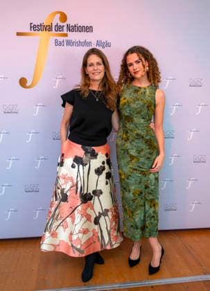 26.09.2026, Internationales Klassikfestival: Festival der Nationen 2026, im Kurhaus Bad Wörishofen (Unterallgäu), Vor dem Eröffnungskonzert mit Sol Gabetta, VIP-Empfang der Ehrengäste, Schauspielerin Ursula Buschhorn mit Tochter 26.09.2026, Klassikfestival Bad Wörishofen 26.09.2026, Klassikfestival Bad Wörishofen