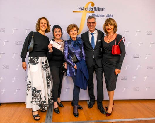 26.09.2026, Internationales Klassikfestival: Festival der Nationen 2026, im Kurhaus Bad Wörishofen (Unterallgäu), Vor dem Eröffnungskonzert mit Sol Gabetta, VIP-Empfang der Ehrengäste, re: Claudia Halmer, Witwe von dem verstorbenen Schauspieler Günther Maria Halmer. li: Ehefrau von Intendant Winfried Roch (2.v.re), mitte: BR-Moderatorin Carolin Reiber 26.09.2026, Klassikfestival Bad Wörishofen 26.09.2026, Klassikfestival Bad Wörishofen