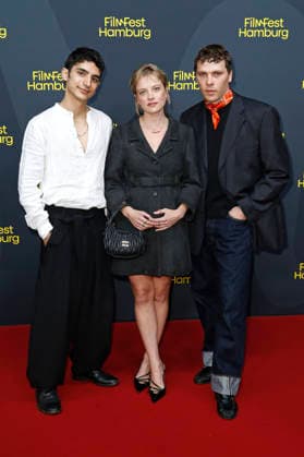 Andronikos Korakas, Jella Haase und Joshua Hupfauer bei der Premiere des Kinofilms Kinder der Sonne Children of the Sun auf dem 34. Filmfest Hamburg 2026 im Cinemaxx Dammtor. Hamburg, 26.09.2026