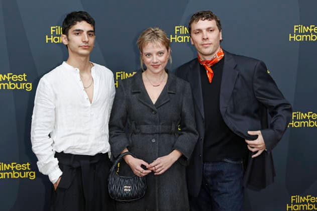 Entertainment Bilder des Tages #2 Andronikos Korakas, Jella Haase und Joshua Hupfauer bei der Premiere des Kinofilms Kinder der Sonne Children of the Sun auf dem 34. Filmfest Hamburg 2026 im Cinemaxx Dammtor. Hamburg, 26.09.2026