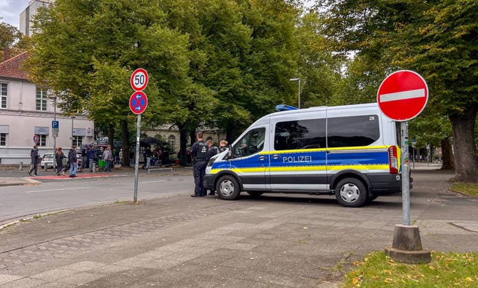 Hannover, Niedersachsen, Deutschland, Europa. Ein Einsatzfahrzeug der Polizei sowie mehrere Polizeibeamte sichern den Bereich im Umfeld einer Fußballveranstaltung. Straßenschilder, Besucher und Fans befinden sich im Hintergrund. Symbolbild für Polizeieinsatz, Sicherheitsmaßnahmen, öffentliche Ordnung und Veranstaltungsmanagement. Copyright: xAymanxAlahmedx
