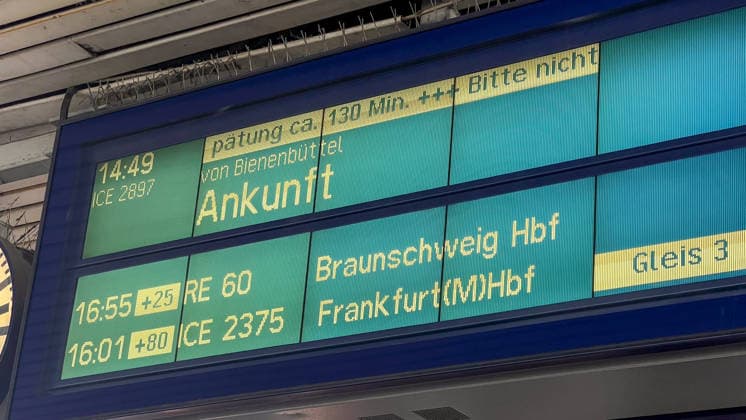 Hannover, Niedersachsen, Deutschland, Europa. Elektronische Fahrgastinformation im Hauptbahnhof zeigt erhebliche Verspätungen im Bahnverkehr. Mehrere Regional- und Fernverkehrszüge werden mit deutlichen Verzögerungen angezeigt, darunter eine erwartete Verspätung von rund 130 Minuten sowie weitere verspätete Verbindungen. Symbolbild für Bahnverkehr, Deutsche Bahn, Zugverspätungen, öffentliche Mobilität und Reisende.