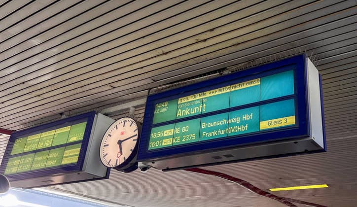 Hannover, Niedersachsen, Deutschland, Europa. Elektronische Fahrgastinformation und Bahnhofsuhr im Hannover Hauptbahnhof zeigen erhebliche Verspätungen im Regional- und Fernverkehr. Mehrere Zugverbindungen werden mit deutlichen Verzögerungen angezeigt, darunter Verspätungen von bis zu rund 130 Minuten. Symbolbild für Bahnverkehr, Deutsche Bahn, Zugverspätungen, öffentliche Mobilität und Reisende. Copyright: xAymanxAlahmedx