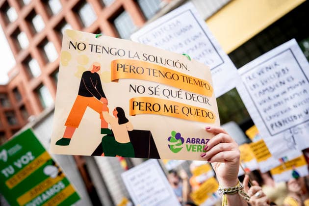 Suicide Prevention Rally in Madrid: Numerous people hold a banner reading I don’t have the solution, but I have time. I don’t know what to say, but I’ll stay here during the National Suicide Prevention Rally in front of the Ministry of Health on September 27, 2026, in Madrid, Spain. The rally was organized under the slogan Active Listening, Collective Response, coinciding with Suicide Awareness Month. SEPTEMBER 27, 2026, On Foot, Madrid, Spain  Copyright: xA.xPÃ rezxMecax 7803969