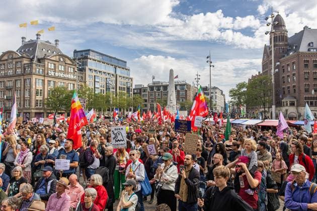 AMSTERDAM Demonstrators participate in the National Peace Protest. The protest on Dam Square and the subsequent march were organized by the Stop War Fever movement, a coalition of progressive organizations concerned about, among other things, rising defense spending. DINGENA MOL ANP netherlands out - belgium out  Copyright: xx x570383736x originalFilename: 570383736