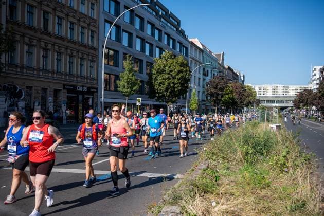 September 27, 2026, Berlin, Germany: BERLIN, GERMANY, SEPTEMBER 27, 2026: Thousands of runners take part in the Berlin Marathon, following the 42.195-kilometre course through the streets of the German capital. The annual race brings together elite athletes and amateur runners from around the world. Berlin Germany - ZUMAq101 20260927_zna_q101_020 Copyright: xJessxFlomx