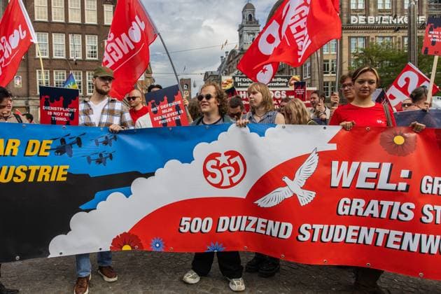 AMSTERDAM Demonstrators participate in the National Peace Protest. The protest on Dam Square and the subsequent march were organized by the Stop War Fever movement, a coalition of progressive organizations concerned about, among other things, rising defense spending. DINGENA MOL ANP netherlands out - belgium out  Copyright: xx x570397052x originalFilename: 570397052