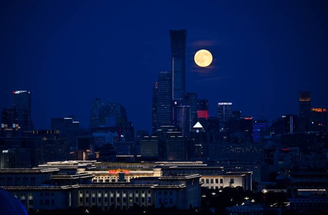 (260927) -- BEIJING, Sept. 27, 2026 -- The moon rises over the skyline in Beijing, capital of China, Sept. 27, 2026. Sept. 27 marks the last day of the Mid-Autumn Festival holiday. ) CHINA-MID-AUTUMN FESTIVAL-HOLIDAY-MOON (CN) LiuxJinhai 