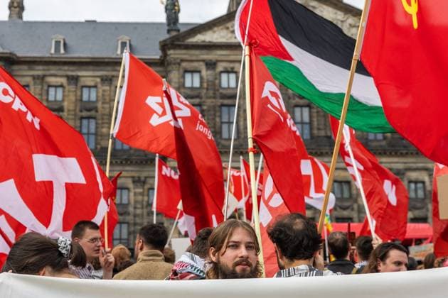 AMSTERDAM Demonstrators participate in the National Peace Protest. The protest on Dam Square and the subsequent march were organized by the Stop War Fever movement, a coalition of progressive organizations concerned about, among other things, rising defense spending. DINGENA MOL ANP netherlands out - belgium out  Copyright: xx x570397087x originalFilename: 570397087