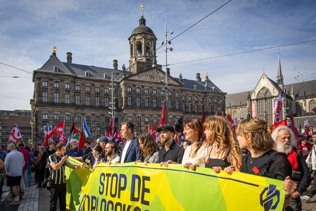 AMSTERDAM Demonstrators participate in the National Peace Protest. The protest on Dam Square and the subsequent march were organized by the Stop War Fever movement, a coalition of progressive organizations concerned about, among other things, rising defense spending. DINGENA MOL ANP netherlands out - belgium out  Copyright: xx x570397525x originalFilename: 570397525.jpg