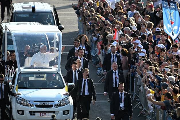POPE S VISIT TO FRANCE BASTIEN ARBERET MAXPPP LOURDES SEPTEMBER 27, 2026 BASTIEN ARBERET MAXPPP PAPAMOBILE PARADE ON THE ESPLANADE DU ROSAIRE VISIT BY POPE LEON XIV TO THE SHRINE OF NOTRE DAME DE LOURDES, HAUTES-PYRÉNÉES, ON SEPTEMBER 27, 2026 APOSTOLIC VISIT TO FRANCE September 27, 2026, Lourdes, France. Pope Leo XIV is on an apostolic visit to France from September 25 to 28, 2026. LOURDES, HAUTES-PYRÉNÉES, France Copyright: xMAXPPPxBASTIENxARBERETx MXP202609275692 MXP202609275692