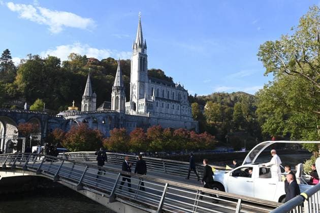 POPE S VISIT TO FRANCE MAXPPP LOURDES SEPTEMBER 27, 2026 BASTIEN ARBERET MAXPPP PAPAMOBILE PARADE POPE LEON XIV S VISIT TO THE SHRINE OF OUR LADY OF LOURDES, Hautes-Pyrénées, September 27, 2026, Apostolic Visit to France, September 27, 2026, Lourdes, France. Pope Leo XIV is on an apostolic visit to France from September 25 to 28, 2026. LOURDES, HAUTES-PYRÉNÉES, France Copyright: xMAXPPPxBASTIENxARBERETx MXP202609275706 MXP202609275706