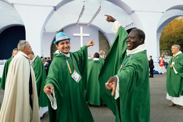The Pope in France: Sunday Mass in Lourdes; Priests dancing in front of the altar; The atmosphere before the arrival of Pope Leo XIV; Pope Leo XIV is in Lourdes as a pilgrim, among pilgrims from all over the world; At this shrine, where the sick, the frail, and those who suffer take center stage, he wishes to inspire hope and faith. Having already visited twice in his youth, he returns to a place that has shaped his spiritual journey. Pope Leo XIV’s visit to France and UNESCO France, Lourdes, September 27, 2027. Photograph by Patricia Huchot Boissier Staface. Priests dancing in front of the altar. The atmosphere before the arrival of Pope Leo XIV. Pope Leo XIV is in Lourdes as a pilgrim, among pilgrims from all over the world. At this shri Copyright: xPatriciaxHuchot-Boissierx xStarfacex STAR_459978_020