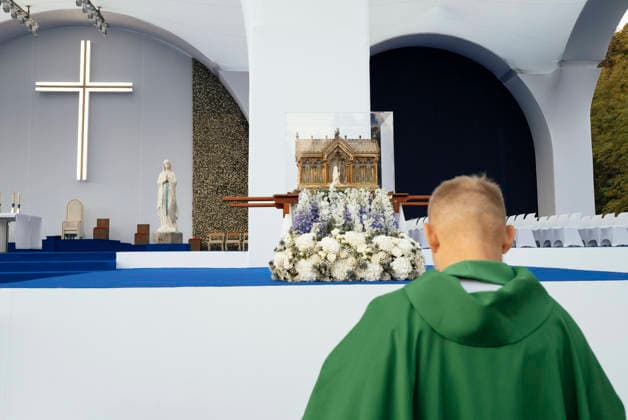 The Pope in France: Sunday Mass in Lourdes The reliquary of Saint Bernadette Soubirous, which is normally kept in the basilica, with a priest standing in front of it The atmosphere before the arrival of Pope Leo XIV. Pope Leo XIV is in Lourdes as a pilgrim, among pilgrims from all over the world. At this shrine, where the sick, the frail, and those who suffer take center stage, he wishes to inspire hope and faith. Having already visited twice in his youth, he returns to a place that has shaped his spiritual journey. Pope Leo XIV’s visit to France and UNESCO France, Lourdes, September 27, 2027. Photograph by Patricia Huchot Boissier Staface. Reliquary of Saint Bernadette Soubirous, which is normally in the basilica, with a priest standing i Copyright: xPatriciaxHuchot-Boissierx xStarfacex STAR_459978_021