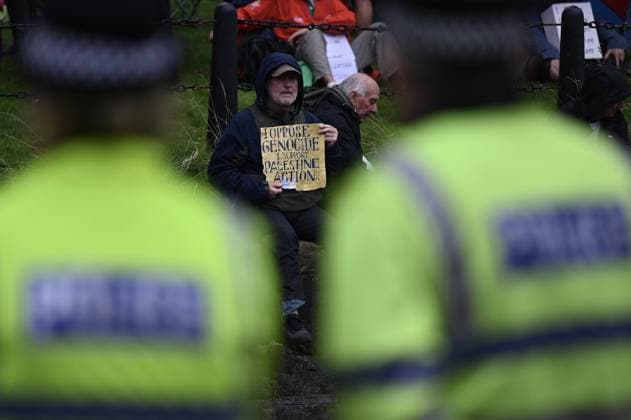 Arrests at the Lift the Ban protest in Liverpool LIVERPOOL, UNITED KINGDOM - SEPTEMBER 27: Supporters of Palestine Action are detained by police during a Lift the Ban rally outside the venue of the Labour Party Conference as they call for the lifting of the ban on the group, in Liverpool, United Kingdom on September 27, 2026. Rasid Necati Aslim Anadolu Liverpool United Kingdom. Editorial use only. Please get in touch for any other usage.  Copyright: x2026xAnadoluxRasidxNecatixAslimx