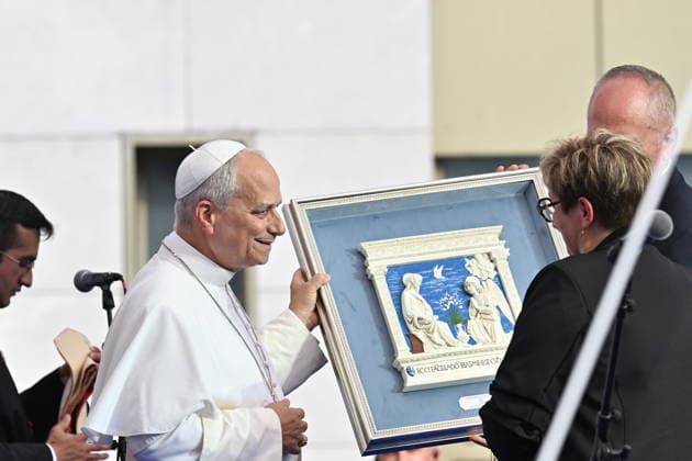 POPE LEO XIV MEETS STAFF AND GUESTS OF ACCUEIL NOTRE-DAME IN LOURDES France, Lourdes, Vatican, 2026 9 27 Pope Leo XIV meets with staff and guests of the Accueil Notre-Dame at the Sanctuary of Our Lady of Lourdes. EDITORIAL USE ONLY - NO BOOKS Copyright: xALESSIAxGIULIANI xCatholicxPressxPhotox