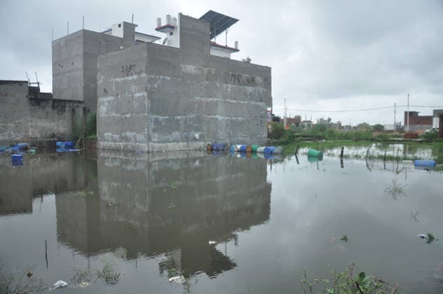 LUCKNOW, INDIA - SEPTEMBER 27: Floodwaters inundated at daud nagar Faizullaganj following two days of continuous rainfall on September 27, 2026 in Lucknow, India. According to the India Meteorological Department forecast, weather conditions are likely to remain affected in the state on Saturday and Sunday. In eastern Uttar Pradesh, a warning of very heavy rainfall has been issued, along with heavy rainfall, thunder and lightning, and strong winds. (Photo by Deepak Gupta Hindustan Times ) Lucknow: Heavy Rain Triggers Waterlogging, Traffic Disruptions Across City