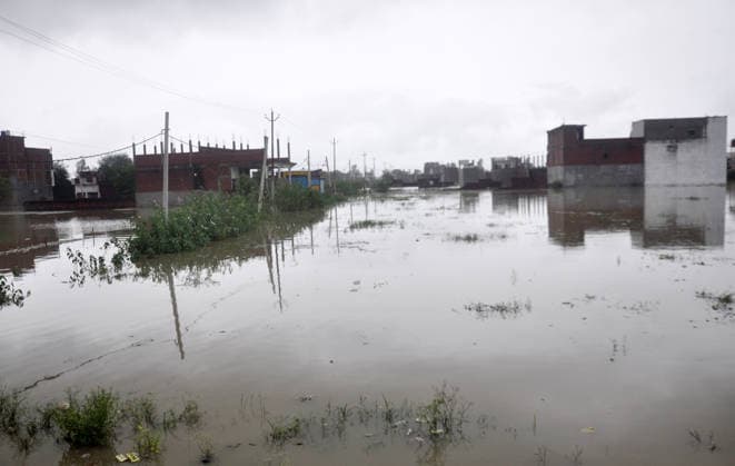 LUCKNOW, INDIA - SEPTEMBER 27: Floodwaters inundated at daud nagar Faizullaganj following two days of continuous rainfall on September 27, 2026 in Lucknow, India. According to the India Meteorological Department forecast, weather conditions are likely to remain affected in the state on Saturday and Sunday. In eastern Uttar Pradesh, a warning of very heavy rainfall has been issued, along with heavy rainfall, thunder and lightning, and strong winds. (Photo by Deepak Gupta Hindustan Times ) Lucknow: Heavy Rain Triggers Waterlogging, Traffic Disruptions Across City