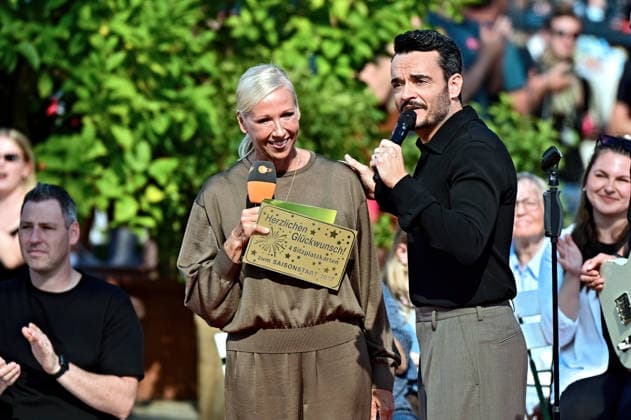 ZDF - Fernsehgarten. Moderatorin Andrea Kiwi Kiewel und Sänger und Moderator Giovanni Zarrella während der ZDF - Unterhaltungsshow Fernsehgarten am 27.09.2026 in Mainz. 20260927MWI150971
