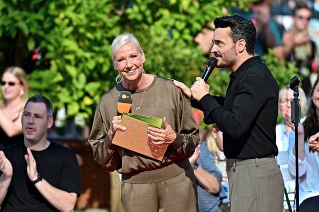 ZDF - Fernsehgarten. Moderatorin Andrea Kiwi Kiewel und Sänger und Moderator Giovanni Zarrella während der ZDF - Unterhaltungsshow Fernsehgarten am 27.09.2026 in Mainz. 20260927MWI150974