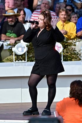 ZDF - Fernsehgarten. Sängerin Loi ( Leonie Greiner ) während der ZDF - Unterhaltungsshow Fernsehgarten am 27.09.2026 in Mainz. 20260927MWI151091