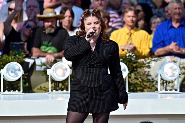 ZDF - Fernsehgarten. Sängerin Loi ( Leonie Greiner ) während der ZDF - Unterhaltungsshow Fernsehgarten am 27.09.2026 in Mainz. 20260927MWI151105