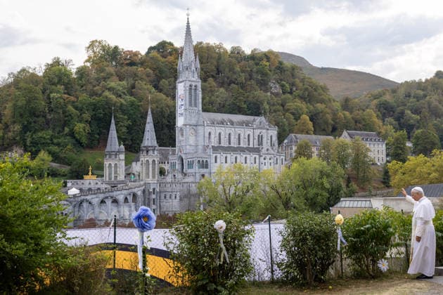 POPE LEO XIV MEETS CONTEMPLATIVE NUNS AT THE CARMEL OF LOURDES France, Lourdes, Vatican, 2026 9 27 Private meeting of Pope Leo XIV with contemplative nuns at the Carmel Monastery of Lourdes. EDITORIAL USE ONLY - NO BOOKS Copyright: xPOOL xCatholicxPressxPhotox