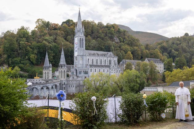 POPE LEO XIV MEETS CONTEMPLATIVE NUNS AT THE CARMEL OF LOURDES France, Lourdes, Vatican, 2026 9 27 Private meeting of Pope Leo XIV with contemplative nuns at the Carmel Monastery of Lourdes. EDITORIAL USE ONLY - NO BOOKS Copyright: xPOOL xCatholicxPressxPhotox