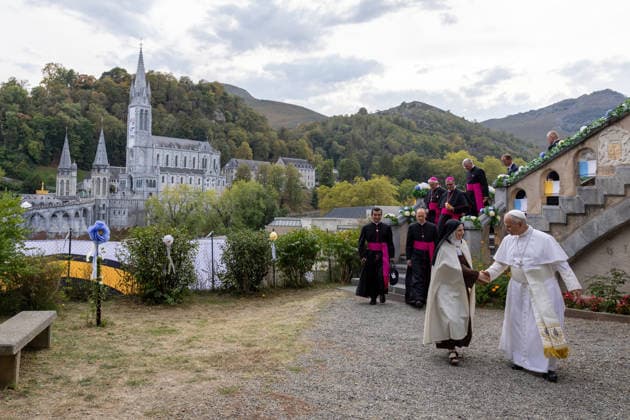 POPE LEO XIV MEETS CONTEMPLATIVE NUNS AT THE CARMEL OF LOURDES France, Lourdes, Vatican, 2026 9 27 Private meeting of Pope Leo XIV with contemplative nuns at the Carmel Monastery of Lourdes. EDITORIAL USE ONLY - NO BOOKS Copyright: xPOOL xCatholicxPressxPhotox