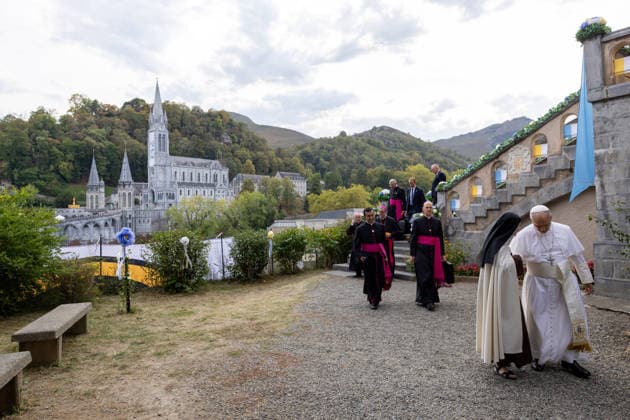 POPE LEO XIV MEETS CONTEMPLATIVE NUNS AT THE CARMEL OF LOURDES France, Lourdes, Vatican, 2026 9 27 Private meeting of Pope Leo XIV with contemplative nuns at the Carmel Monastery of Lourdes. EDITORIAL USE ONLY - NO BOOKS Copyright: xPOOL xCatholicxPressxPhotox