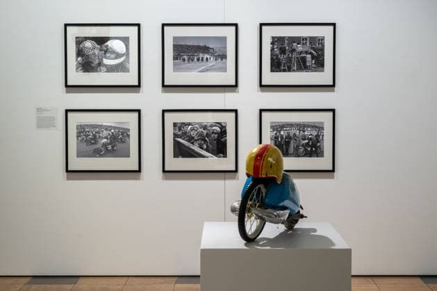 Kunst Fotografie moderne Kunst Ausstellung Rathaushalle 27.09.2026 Frankfurt Oder Rathaushalle Brandenburgisches Landesmuseum für moderne Kunst Ausstellungseröffnung SPRINT GLEICHSCHRITT DAUERLAUF Bilder vom Sport 27.09.2026 bis 22.11.2026 Sebastian Reddehase (1978 Berlin) amplify myself -Visualisierung des Zitats von Roman Polanski während der Fahrt eines Formel 3 Rennwagens in seiner Freizeit Dahinter 6 Fotografien Eberhard Thonfeld - Motorradrennsport Sachsenring 1974 Foto Eberhard Thonfeld Frankfurt Oder Brandenurg GER