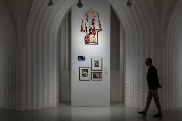 Kunst Fotografie moderne Kunst Ausstellung Rathaushalle 27.09.2026 Frankfurt Oder Rathaushalle Brandenburgisches Landesmuseum für moderne Kunst Ausstellungseröffnung SPRINT GLEICHSCHRITT DAUERLAUF Bilder vom Sport 27.09.2026 bis 22.11.2026 Henry Maske beim betrachten der Exponate Boxen Henry Maske künstlerisch gestalteter Boxmantel vom letzten Kampf gegen Graciano Rocchigiani Foto Eberhard Thonfeld Frankfurt Oder Brandenurg GER