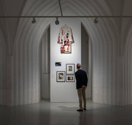 Kunst Fotografie moderne Kunst Ausstellung Rathaushalle 27.09.2026 Frankfurt Oder Rathaushalle Brandenburgisches Landesmuseum für moderne Kunst Ausstellungseröffnung SPRINT GLEICHSCHRITT DAUERLAUF Bilder vom Sport 27.09.2026 bis 22.11.2026 Henry Maske beim betrachten der Exponate Boxen Henry Maske künstlerisch gestalteter Boxmantel vom letzten Kampf gegen Graciano Rocchigiani Foto Eberhard Thonfeld Frankfurt Oder Brandenurg GER