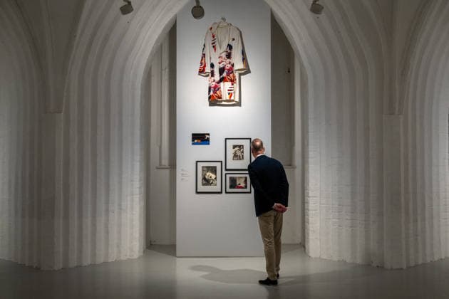Kunst Fotografie moderne Kunst Ausstellung Rathaushalle 27.09.2026 Frankfurt Oder Rathaushalle Brandenburgisches Landesmuseum für moderne Kunst Ausstellungseröffnung SPRINT GLEICHSCHRITT DAUERLAUF Bilder vom Sport 27.09.2026 bis 22.11.2026 Henry Maske beim betrachten der Exponate Boxen Henry Maske künstlerisch gestalteter Boxmantel vom letzten Kampf gegen Graciano Rocchigiani Foto Eberhard Thonfeld Frankfurt Oder Brandenurg GER