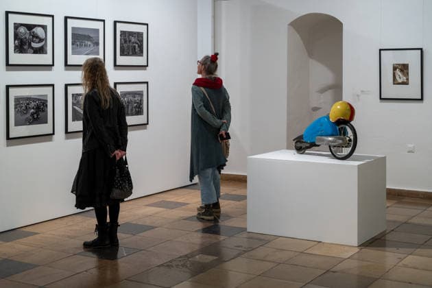 Kunst Fotografie moderne Kunst Ausstellung Rathaushalle 27.09.2026 Frankfurt Oder Rathaushalle Brandenburgisches Landesmuseum für moderne Kunst Ausstellungseröffnung SPRINT GLEICHSCHRITT DAUERLAUF Bilder vom Sport 27.09.2026 bis 22.11.2026 Sebastian Reddehase (1978 Berlin) amplify myself -Visualisierung des Zitats von Roman Polanski während der Fahrt eines Formel 3 Rennwagens in seiner Freizeit Dahinter 6 Fotografien Eberhard Thonfeld - Motorradrennsport Sachsenring 1974 Foto Eberhard Thonfeld Frankfurt Oder Brandenurg GER
