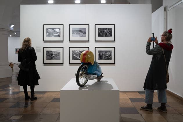 Kunst Fotografie moderne Kunst Ausstellung Rathaushalle 27.09.2026 Frankfurt Oder Rathaushalle Brandenburgisches Landesmuseum für moderne Kunst Ausstellungseröffnung SPRINT GLEICHSCHRITT DAUERLAUF Bilder vom Sport 27.09.2026 bis 22.11.2026 Sebastian Reddehase (1978 Berlin) amplify myself -Visualisierung des Zitats von Roman Polanski während der Fahrt eines Formel 3 Rennwagens in seiner Freizeit Dahinter 6 Fotografien Eberhard Thonfeld - Motorradrennsport Sachsenring 1974 Foto Eberhard Thonfeld Frankfurt Oder Brandenurg GER