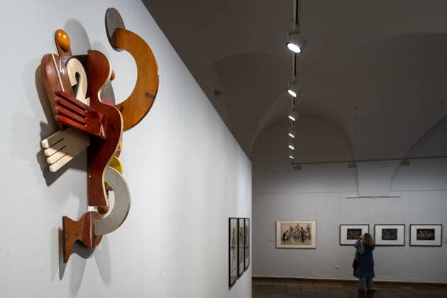 Kunst Fotografie moderne Kunst Ausstellung Rathaushalle 27.09.2026 Frankfurt Oder Rathaushalle Brandenburgisches Landesmuseum für moderne Kunst Ausstellungseröffnung SPRINT GLEICHSCHRITT DAUERLAUF Bilder vom Sport 27.09.2026 bis 22.11.2026 Hans Ticha Ballspieler 1980 Holz bemalt Metall Foto Eberhard Thonfeld Frankfurt Oder Brandenurg GER