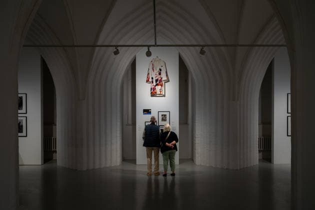 Kunst Fotografie moderne Kunst Ausstellung Rathaushalle 27.09.2026 Frankfurt Oder Rathaushalle Brandenburgisches Landesmuseum für moderne Kunst Ausstellungseröffnung SPRINT GLEICHSCHRITT DAUERLAUF Bilder vom Sport 27.09.2026 bis 22.11.2026 Boxen Henry Maske künstlerisch gestalteter Boxmantel vom letzten Kampf gegen Graciano Rocchigiani Foto Eberhard Thonfeld Frankfurt Oder Brandenurg GER