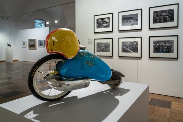 Kunst Fotografie moderne Kunst Ausstellung Rathaushalle 27.09.2026 Frankfurt Oder Rathaushalle Brandenburgisches Landesmuseum für moderne Kunst Ausstellungseröffnung SPRINT GLEICHSCHRITT DAUERLAUF Bilder vom Sport 27.09.2026 bis 22.11.2026 Sebastian Reddehase (1978 Berlin) amplify myself -Visualisierung des Zitats von Roman Polanski während der Fahrt eines Formel 3 Rennwagens in seiner Freizeit Dahinter 6 Fotografien Eberhard Thonfeld - Motorradrennsport Sachsenring 1974 Foto Eberhard Thonfeld Frankfurt Oder Brandenurg GER