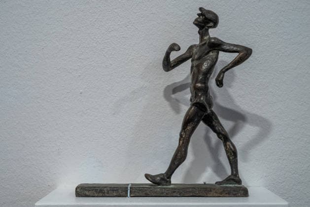 Kunst Fotografie moderne Kunst Ausstellung Rathaushalle 27.09.2026 Frankfurt Oder Rathaushalle Brandenburgisches Landesmuseum für moderne Kunst Ausstellungseröffnung SPRINT GLEICHSCHRITT DAUERLAUF Bilder vom Sport 27.09.2026 bis 22.11.2026 Wolfgang Rommel Kleiner Geher 1973 Bronze Foto Eberhard Thonfeld Frankfurt Oder Brandenurg GER