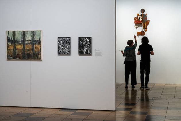 Kunst Fotografie moderne Kunst Ausstellung Rathaushalle 27.09.2026 Frankfurt Oder Rathaushalle Brandenburgisches Landesmuseum für moderne Kunst Ausstellungseröffnung SPRINT GLEICHSCHRITT DAUERLAUF Bilder vom Sport 27.09.2026 bis 22.11.2026 Hans Ticha Ballspieler 1980 Holz bemalt Metall rechts hinten Foto Eberhard Thonfeld Frankfurt Oder Brandenurg GER