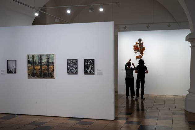 Kunst Fotografie moderne Kunst Ausstellung Rathaushalle 27.09.2026 Frankfurt Oder Rathaushalle Brandenburgisches Landesmuseum für moderne Kunst Ausstellungseröffnung SPRINT GLEICHSCHRITT DAUERLAUF Bilder vom Sport 27.09.2026 bis 22.11.2026 Hans Ticha Ballspieler 1980 Holz bemalt Metall rechts hinten Foto Eberhard Thonfeld Frankfurt Oder Brandenurg GER