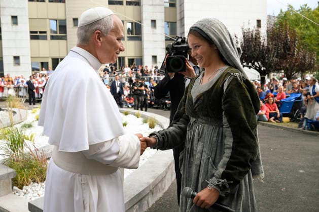 POPE LEO XIV MEETS STAFF AND GUESTS OF ACCUEIL NOTRE-DAME IN LOURDES France, Lourdes, Vatican, 2026 9 27 Pope Leo XIV meets with staff and guests of the Accueil Notre-Dame at the Sanctuary of Our Lady of Lourdes. EDITORIAL USE ONLY - NO BOOKS Copyright: xVATICANxMEDIA xCatholicxPressxPhotox