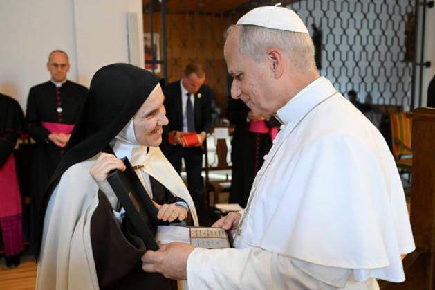 POPE LEO XIV MEETS CONTEMPLATIVE NUNS AT THE CARMEL OF LOURDES France, Lourdes, Vatican, 2026 9 27 Private meeting of Pope Leo XIV with contemplative nuns at the Carmel Monastery of Lourdes. EDITORIAL USE ONLY - NO BOOKS Copyright: xVATICANxMEDIA xCatholicxPressxPhotox