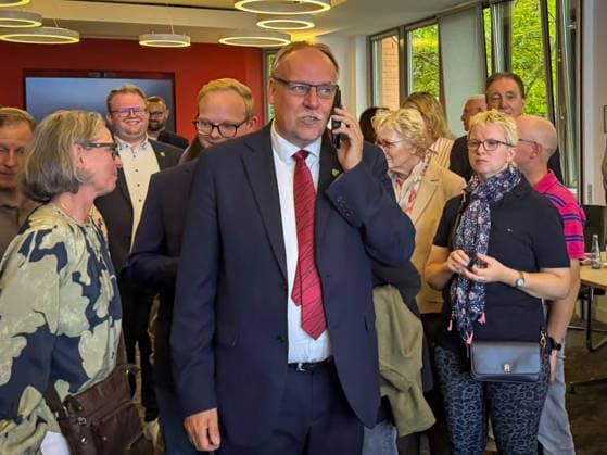 Aurich, Deutschland, 27. September 2026: Olaf Wiltfang (SPD) am Wahlabend im Kreishaus Aurich. Der SPD-Kandidat gewinnt die Stichwahl um das Amt des Landrats im Landkreis Aurich. Wiltfang telefoniert nach Bekanntwerden des Wahlergebnisses inmitten von Unterstützern und Gästen. Mit seinem Sieg entscheidet er die Stichwahl für sich und wird neuer Landrat des Landkreises Aurich. Copyright: xHans-JoachimxSteinsiekx