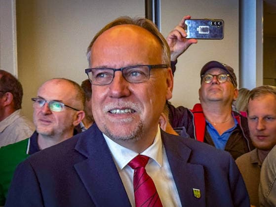 Aurich, Deutschland, 27. September 2026: Olaf Wiltfang (SPD) am Wahlabend im Kreishaus Aurich inmitten seiner Unterstützer. Der SPD-Kandidat gewinnt die Stichwahl um das Amt des Landrats im Landkreis Aurich und wird neuer Landrat. Copyright: xHans-JoachimxSteinsiekx