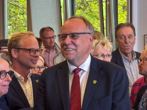 Aurich, Deutschland, 27. September 2026: Olaf Wiltfang (SPD) am Wahlabend im Kreishaus Aurich inmitten seiner Unterstützer. Der SPD-Kandidat gewinnt die Stichwahl um das Amt des Landrats im Landkreis Aurich und wird neuer Landrat. Copyright: xHans-JoachimxSteinsiekx