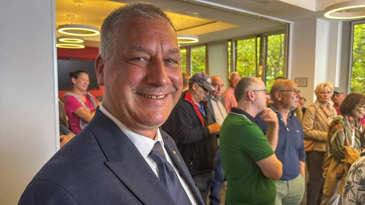 Aurich, Deutschland, 27. September 2026: Detlev Krüger (Freie Wähler) am Wahlabend der Landrats-Stichwahl im Landkreis Aurich. Krüger unterliegt bei der Stichwahl seinem Gegenkandidaten Olaf Wiltfang (SPD). Portrait des unterlegenen Landratskandidaten im Kreishaus Aurich nach Bekanntwerden des Wahlergebnisses. Copyright: xHans-JoachimxSteinsiekx