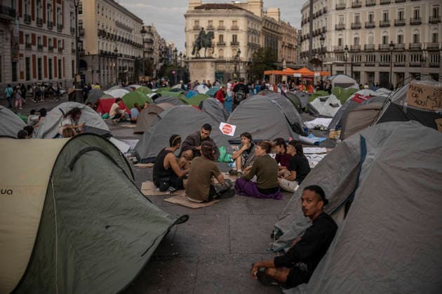 Madrid Spain Demonstration Second Day Demonstrators sit on the ground among tents after camping overnight to protest evictions and housing speculation at Puerta del Sol in Madrid, Spain, on September 27, 2026. The ongoing demonstration, organized under the slogan Ni una Maricarmen mas ( Not one more Maricarmen ), targets the role of investment and vulture funds in the real estate market. Participants are calling for access to affordable housing and greater protection for tenants. Madrid Madrid Spain Copyright: xBrunoxTheveninx